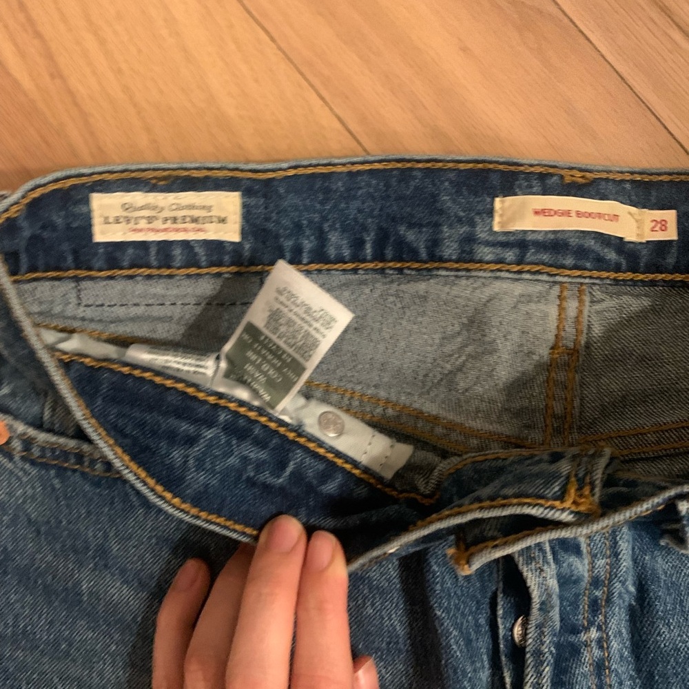 Levi’s Wedgie Bootcut- Medium Wash- Petite SZ 28, EUC - Picture 5 of 11